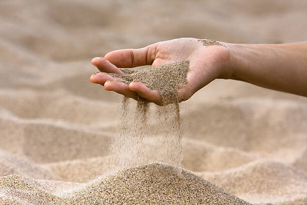 https://pixabay.com/de/images/search/sand durch die hände/ | © getty images deutschland GmbH